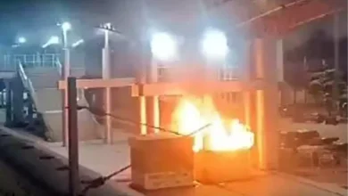 Raipur :राजधानी रायपुर रेलवे स्टेशन के प्लेटफार्म नंबर 7 पर स्थित दो स्टॉलों में बुधवार की देर रात अचानक आग लग गई। दोनों स्टॉल जलकर पूरी