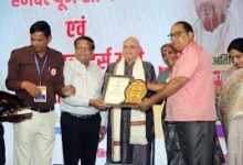 Noida- Teacher Manish Mishra received Eduleaders UP Award